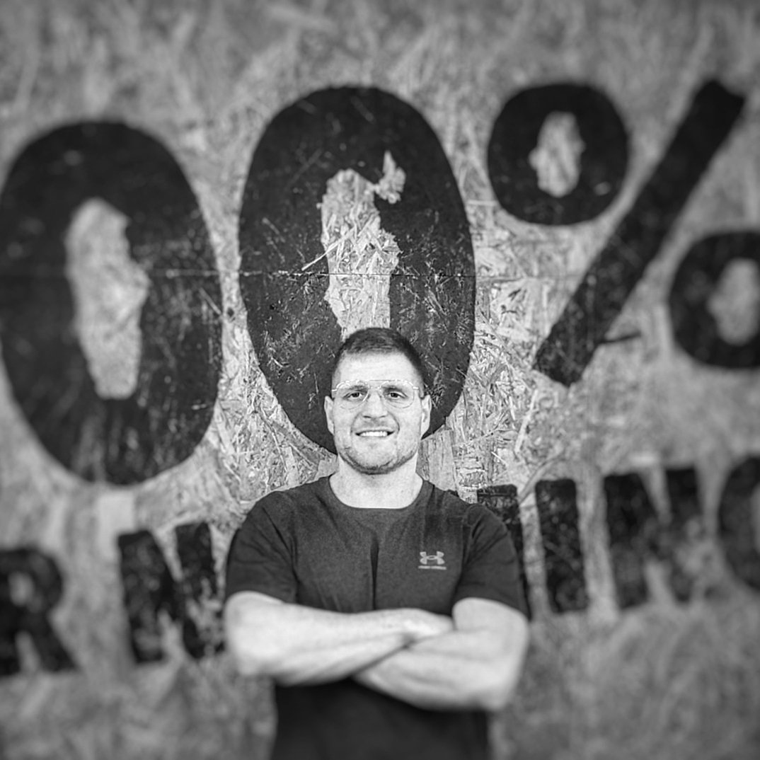 Trener personalny Łódź Robert Konieczny podczas treningu Robert Konieczny trener personalny z Łodzi prowadzący indywidualny trening
